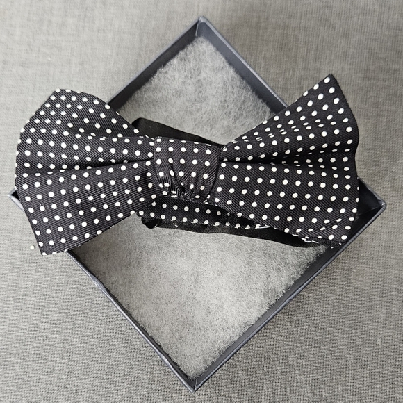 TOMMY Hilfiger Men's Black Dot Pre-Tied Silk Formal Adjustable Bow Tie - Picture 1 of 5